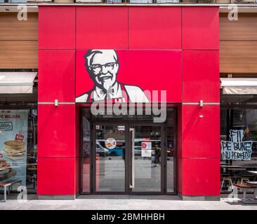 Bucarest/Roumanie - 05.07.2020: Restaurant de restauration rapide KFC situé à Romana Square (Piata Romana), Bucarest. Banque D'Images