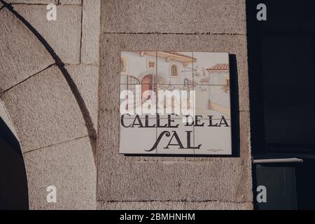 Madrid, Espagne - 26 janvier 2020: Rue du nom sur Salt Street('Calle de la sal') à Madrid, capitale de l'Espagne réputée pour ses riches dépôts Banque D'Images