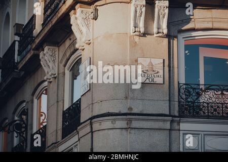 Madrid, Espagne - 26 janvier 2020 : panneau de nom de rue sur la porte du Soleil (Puerta del sol) à Madrid, capitale de l'Espagne réputée pour ses riches dépôts de l'UE Banque D'Images