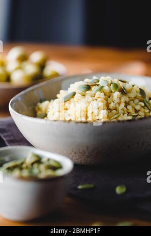 Bulgur avec pepitas, une alimentation saine recette facile à partir de nourriture stockée de longue date. Banque D'Images