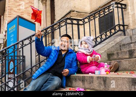 Chinatown, New York, Etats-Unis - février 8 2020 : enfants et adultes chinois asiatiques pendant la parade de l'année lunaire dans le costume et les drapeaux applaudissent Banque D'Images