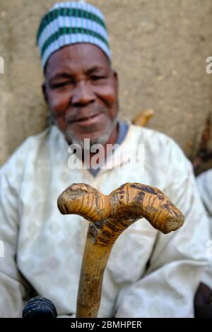 Portrait de l'homme âgé du village de Zulawa de Jama'a avec un bâton de marche traditionnel. Banque D'Images