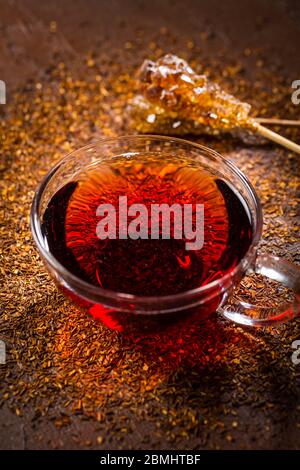 Tasse de délicieux rooibos sur fond sombre Banque D'Images