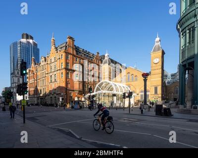 Londres. ROYAUME-UNI. Le 6 mai 2020 à 8:00. Grand angle de vue de la gare de Liverpool Street et de Bishopgate à l'heure de pointe du matin pendant le verrouillage. Banque D'Images