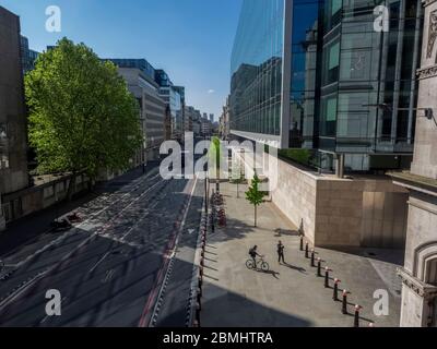 Londres. ROYAUME-UNI. Le 6 mai 2020 à 10 h. Angle de vue élevé de la rue Farringdon depuis le Viaduc Holborn pendant l'éclusage. Banque D'Images