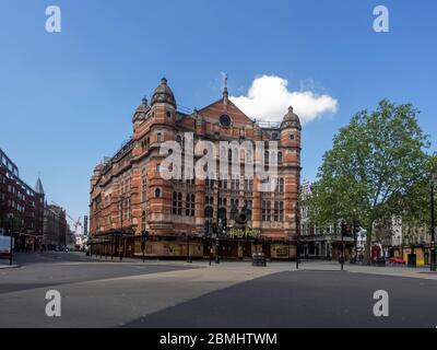 Londres. ROYAUME-UNI. Le 6 mai 2020. Grand angle de vue du Palace Theatre depuis la jonction de Cambridge Circus pendant le Lockdown. Banque D'Images