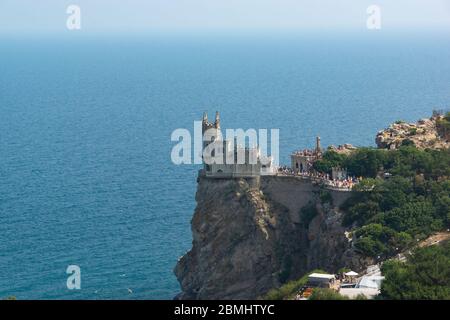 Yalta - 29 juillet 2016 : monument d'architecture et d'histoire dans le village de Gaspra - le Nest de Swallow. Horizon marin, rocher d'Aurorina Banque D'Images