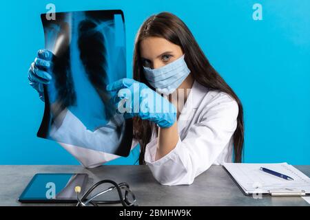 Le médecin surveille de près les poumons d'un patient atteint d'une maladie grave. Banque D'Images