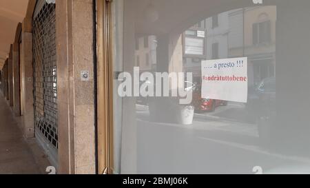 Busto Arsizio, Varese / Italie - 08 mai 2020: Feuilles accrochées à la fenêtre de la boutique, pendant la période du coronavirus, pour la fermeture de magasins et en particulier de bars. Banque D'Images