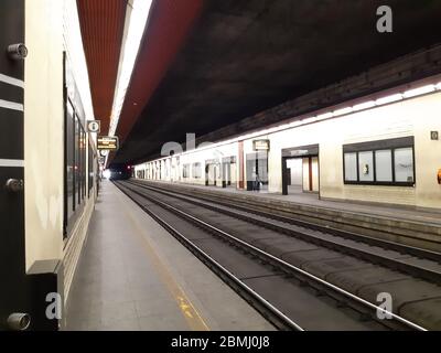 Busto Arsizio, Varese / Italie - 08 mai 2020 : quai isolé de la gare FerrovieNord, dans le tunnel. Banque D'Images