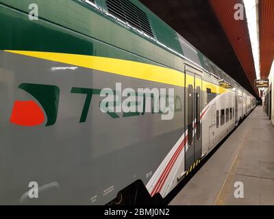 Busto Arsizio, Varese / Italie - 08 mai 2020 : tracteur arrêté à la plate-forme de la station FerrovieNord, dans le tunnel. Banque D'Images