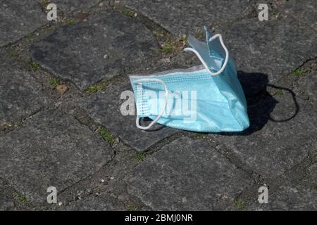 Hambourg, Allemagne. 09e mai 2020. Un protecteur de bouche est situé sur un trottoir au soleil. Crédit : Bodo Marks/dpa/Alay Live News Banque D'Images