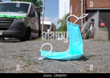 Hambourg, Allemagne. 09e mai 2020. Un protecteur de bouche est situé sur un trottoir au soleil. Crédit : Bodo Marks/dpa/Alay Live News Banque D'Images