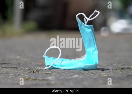 Hambourg, Allemagne. 09e mai 2020. Un protecteur de bouche est situé sur un trottoir au soleil. Crédit : Bodo Marks/dpa/Alay Live News Banque D'Images