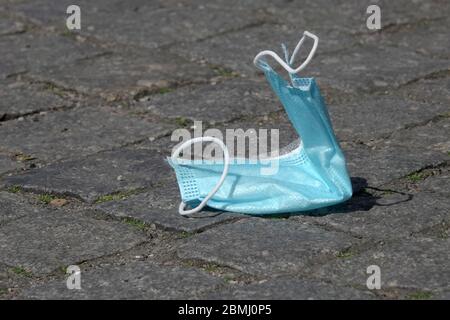 Hambourg, Allemagne. 09e mai 2020. Un protecteur de bouche est situé sur un trottoir au soleil. Crédit : Bodo Marks/dpa/Alay Live News Banque D'Images
