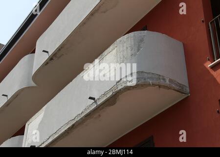 Les infiltrations d'eau ont détaché le béton extérieur d'un balcon moderne. Banque D'Images