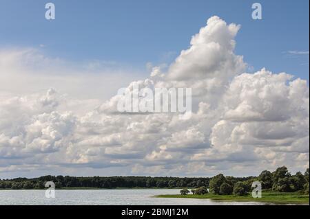 Formation de nuages intéressants au-dessus du réservoir Lac d'Orient en France en été Banque D'Images