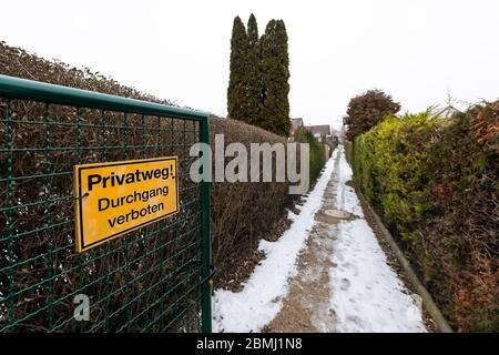petit chemin menant à travers un jardin de la colonie en hiver, signe jaune avec l'inscription allemande disant «privé chemin d'accès refusé» Banque D'Images