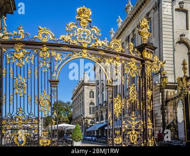 Porte dorée en fer forgé menant à la place Stanislas dans le centre de Nancy, à cause de ces portes, Nancy est surnommée ville avec portes d'Or (ville Banque D'Images