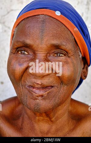Portrait d'une vieille femme Zulawa avec perçage des lèvres et tatouages traditionnels décolorés. Banque D'Images