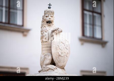 Figure d'un lion couronné en pierre (Vienne, Autriche) Banque D'Images