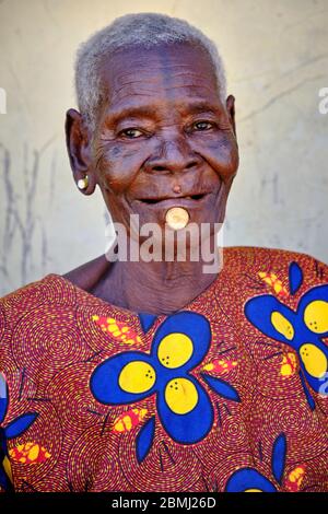 Portrait d'une vieille femme Zulawa avec perçage des lèvres et tatouages traditionnels décolorés. Banque D'Images