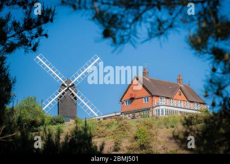 Reigate, Surrey, Royaume-Uni - 5 mai 2020 - moulin à vent du XVIIIe siècle, maintenant occupé par le club de golf de Reigate Heath Banque D'Images