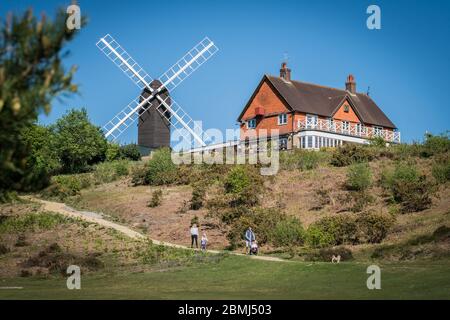 Reigate, Surrey, Royaume-Uni - 5 mai 2020 - moulin à vent du XVIIIe siècle, maintenant occupé par le club de golf de Reigate Heath Banque D'Images