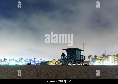 Les gens qui apprécient la plage la nuit à Venice Beach, Los Angeles, Californie, Etats-Unis Banque D'Images