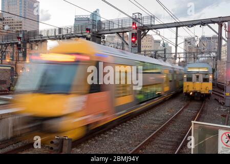 Image floue d'une série moderne de Waratah A et d'un ancien train K Set Sydney se déplaçant entre la mairie et la gare centrale de Sydney, en Australie Banque D'Images