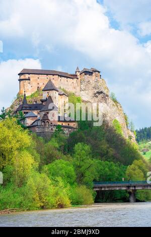 château médiéval d'orava sur la colline. beau paysage printanier dans une lumière aux eaux de la rivière. destination touristique populaire de la slovaquie Banque D'Images