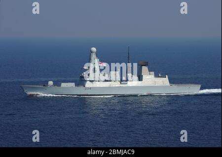 Le destroyer de défense aérienne de classe audacieuse de la Marine royale britannique HMS Diamond lors du déploiement inaugural au Moyen-Orient dans le cadre de l'opération Resolve inhérente le 4 novembre 2012 dans la mer d'Arabie. Diamond est actuellement en déploiement inaugural de six mois au Moyen-Orient. Banque D'Images