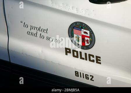 North Hollywood, CA / USA - 8 mai 2020 : l'emblème de la ville de Los Angeles et la devise "protéger et servir" sont montrés sur une voiture de police LAPD. Banque D'Images