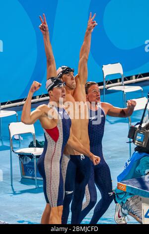 Team USA Michael Phelps -C- Peter Vanderkaay -L Ryan Lochte avec Klete Keller remporte la médaille d'or dans la finale du relais freestyle 4 × 200 mètres masculin à t Banque D'Images