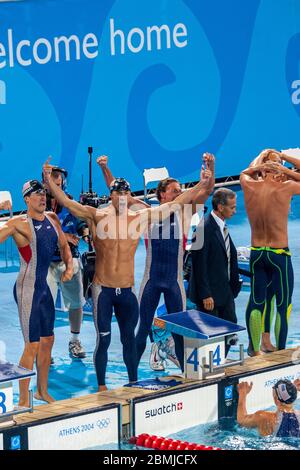 Team USA Michael Phelps -C- Peter Vanderkaay -L Ryan Lochte avec Klete Keller remporte la médaille d'or dans la finale du relais freestyle 4 × 200 mètres masculin à t Banque D'Images