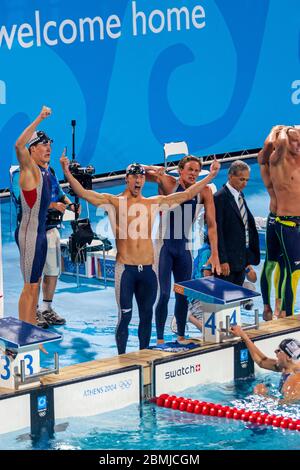 Team USA Michael Phelps -C- Peter Vanderkaay -L Ryan Lochte avec Klete Keller remporte la médaille d'or dans la finale du relais freestyle 4 × 200 mètres masculin à t Banque D'Images