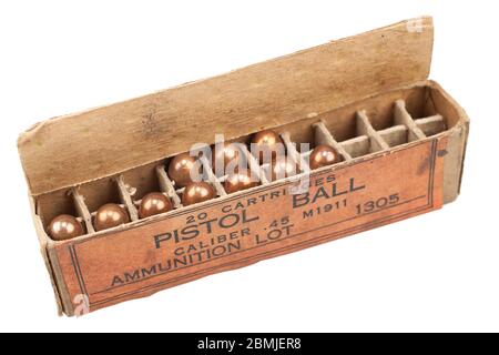 Boîte de calibre 0,45 M1911 à balles de pistolet avec cartouches isolées sur fond blanc Banque D'Images