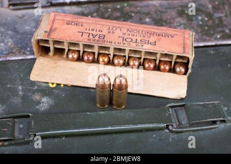 Boîte de calibre .45 M1911 avec cartouches sur boîte de munitions Banque D'Images