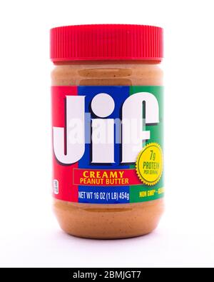 Un pot de 16 oz de beurre crémeux de cacahuète de Jif, une source de protéines de base et un aliment préféré. Banque D'Images