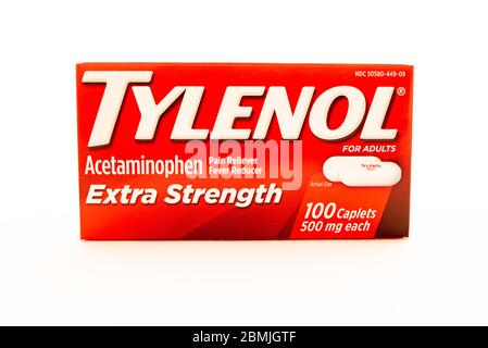 Un paquet de 100 caplets de Tylenol, anti-douleur d'acétaminophène extra fort et anti-fièvre isolés Banque D'Images