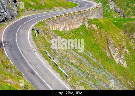 route sinueuse de montagne par une journée ensoleillée. autoroute vide traversant la vallée. vue ouverte au loin. super voyage européen en été concept. Banque D'Images