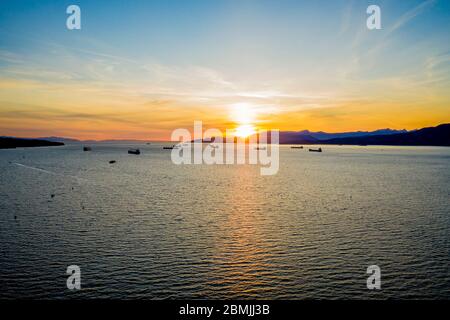 Antenne de navires ancrés sur la côte pendant le coucher du soleil de l'heure d'or Banque D'Images