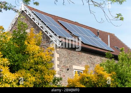 Bristol-May-2020-England-vue rapprochée de panneaux solaires sur le toit d'une maison de Bristol Banque D'Images