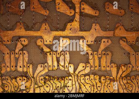 Circuit imprimé fait main avec pistes en cuivre soudé. Arrière-plan industriel. Textolite avec soudure Banque D'Images