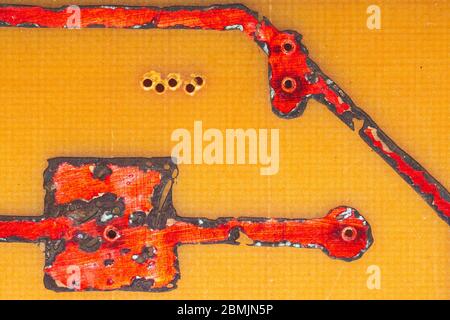 Circuit imprimé fait main avec pistes soudées rouges. Arrière-plan industriel. Textolite avec soudure Banque D'Images
