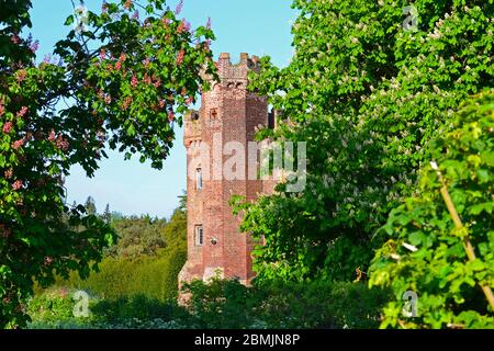 Le portier en brique du château médiéval de Lullingstone sort des arbres. Scènes de printemps du parc national de Lullingstone, Sevenoaks, dans la vallée du Darent Banque D'Images