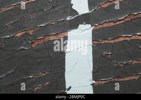 Bois rugueux avec peinture écaillée. Texture en bois craquelé avec tache blanche de peinture gros plan Banque D'Images