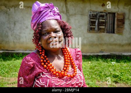 Efik femme en robe traditionnelle et bijoux sur son chemin à une réunion de conseil des anciens. Banque D'Images