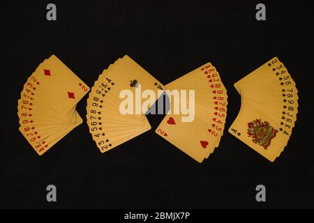 Jeu de cartes disposé sur une surface plane dans un modèle sans le joker Banque D'Images