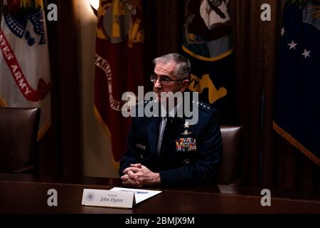 Washington, États-Unis. 09e mai 2020. Le général John Hyten, vice-président des chefs d'état-major interarmées, écoute lors d'une réunion entre le président Donald Trump, dirigeant militaire principal et l'équipe de sécurité nationale, la salle du Cabinet de la Maison Blanche à Washington, DC, le samedi 9 mai 2020. Photo de piscine par Anna Moneymaker/UPI crédit: UPI/Alay Live News Banque D'Images